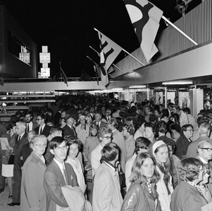 126848 Afbeelding van het publiek tijdens de instuif ter gelegenheid van de officiële opening van het Winkelcentrum ...